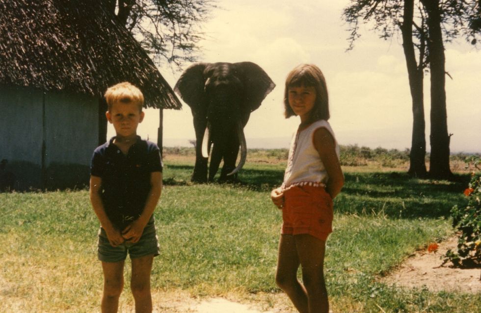 Op deze foto uit 1967 is Poole in het Amboseli National Park te zien met haar broertje Bobby en een beroemde olifant genaamd Odinga