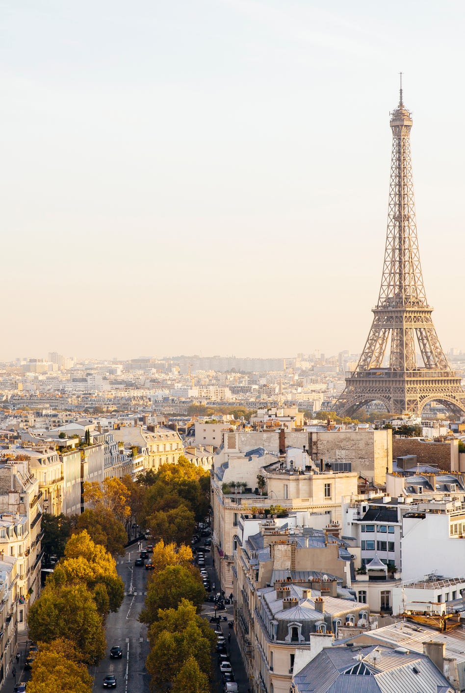 Gün batımında Eyfel Kulesi ve Paris silüetinin yükseltilmiş görünümü, Fransa Gün batımında Eyfel Kulesi ve Paris silüetinin yükseltilmiş görünümü, Fransa