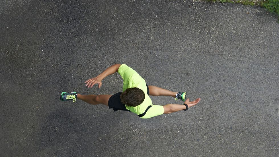 ragazzo che corre in strada
