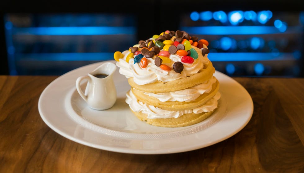 Dish, Food, Cuisine, Whipped cream, Ingredient, Sweetness, Dessert, Cream, Buttercream, Sprinkles, 