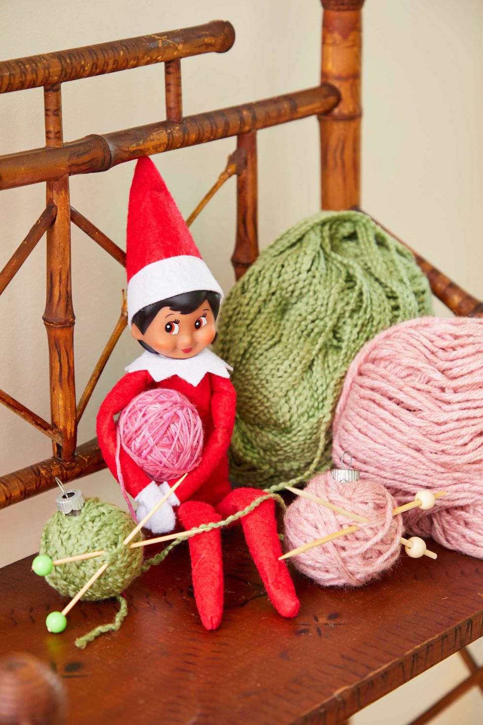 Elf knitting on the shelf