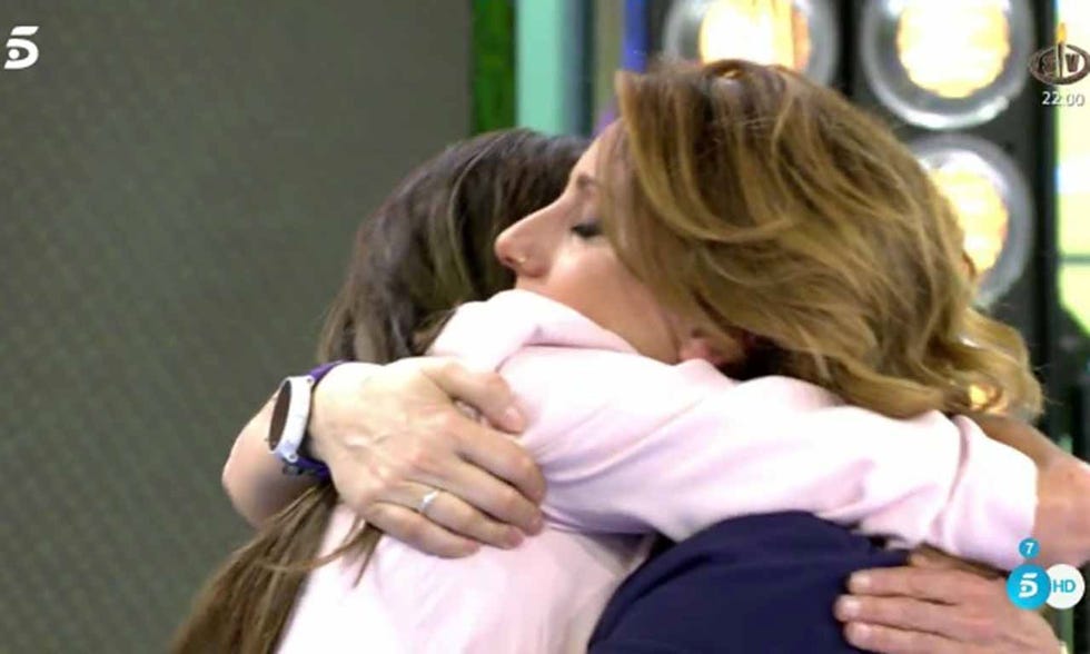 Hug, Interaction, Gesture, Hand, Long hair, Child, Finger, Love, 