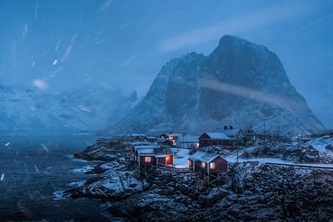 De rorbuer vissershuisjes van Eliassen in een sneeuwstorm