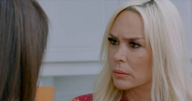 la mujer debe soportar el regreso de melek a la mansión, lo que supone un grave problema para ella