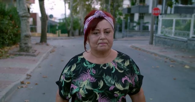 la mujer le exige que se aleje de ella y de su familia