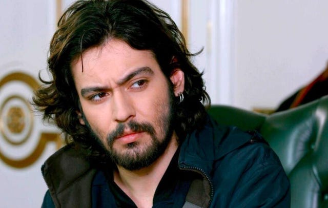 kerem descubre que su tía tuvo un hijo con su padre y, supuestamente, se llama murat
