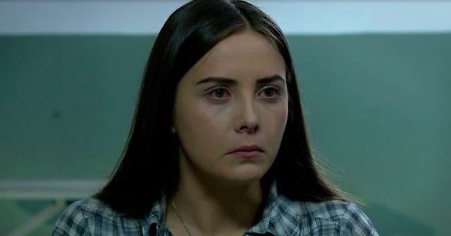 kiymet le tiende una trampa a melek para que kerem y el resto de la familia desconfíen de ella