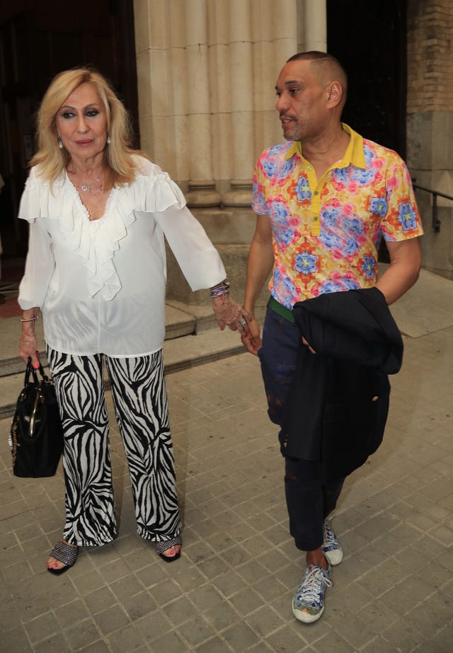 la colaboradora y el fotógrafo en una iglesia de madrid