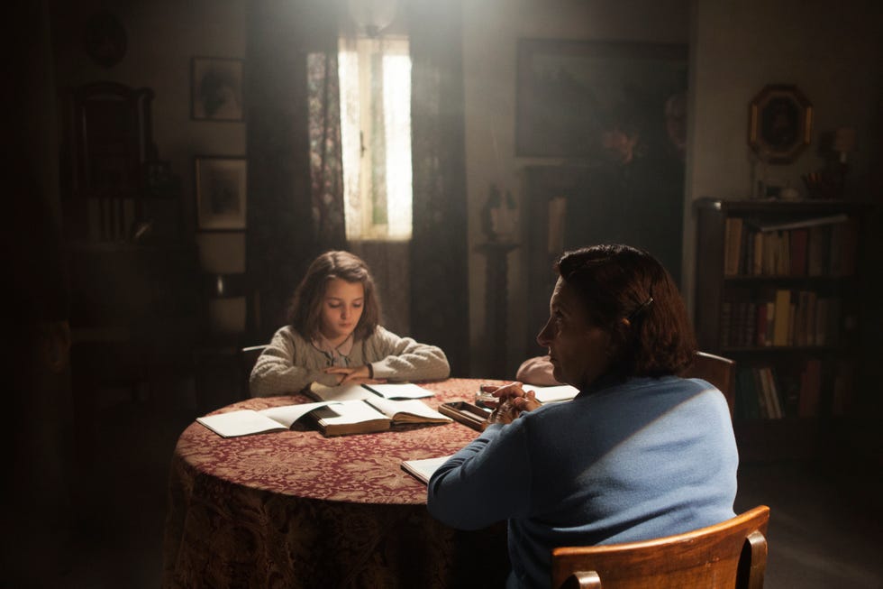 Elisa del Genio (Elena bambina) y Dora Romano (maestra Oliviero) en un fotograma de 'La amiga estupenda' de Paramount Network