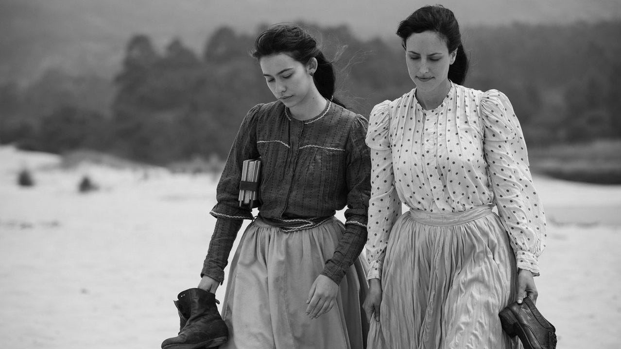 elisa y marcela pasean en la pelicula de netflix