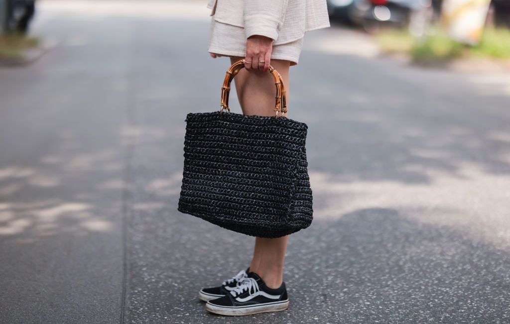 Las zapatillas negras clasicas de Vans que las expertas en moda combinan con vestidos y hoy tienen un 47 de descuento