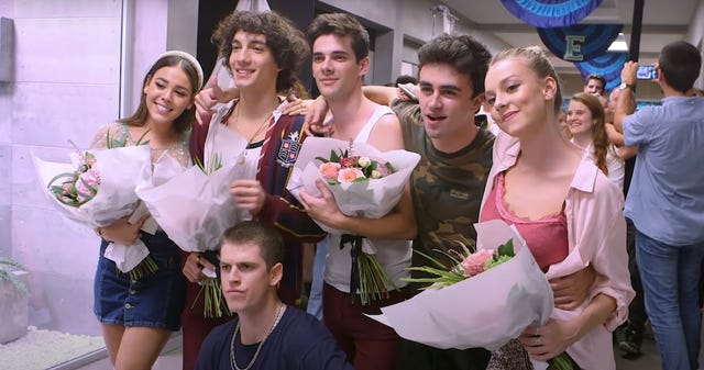 el reparto de elite se despide de la serie de netflix con un ramo de flores y una foto juntos