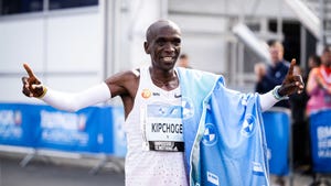 berlin, germany september 25 eliud kipchoge of kenia celebrates his marathon world record at 20109 during the 2022 bmw berlin marathon on september 25, 2022 in berlin, germany photo by marvin ibo guengoer ges sportfotogetty images