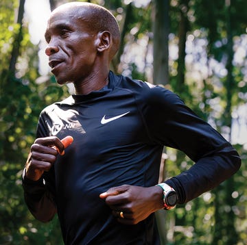 El maratoniano Eliud Kipchoge corriendo con su reloj deportivo Coros el maratoniano eliud kipchoge corriendo con su reloj deportivo coros