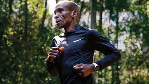 el maratoniano eliud kipchoge corriendo con su reloj deportivo coros