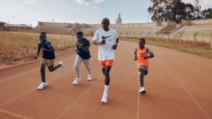 eliud kipchoge corriendo con un grupo de niños