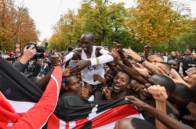 Eliud Kipchoge loopt de marathon in 1.59.40 en haalt de ineos 159 challenge