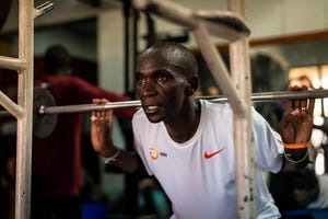 Eliud Kipchoge krachttraining voor de ineos 159 challenge in wenen