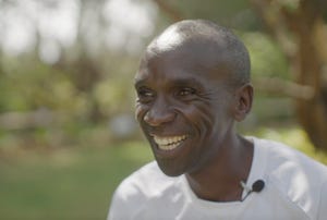 eliud kipchoge tijdens een interview met runner's world