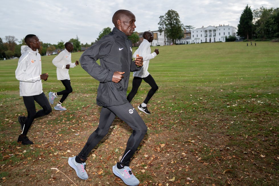 eliud kipchoge trota por los jardines del hotel donde se aloja en la previa del maratón de londres 2020