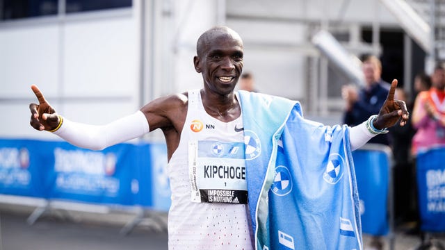 eliud kipchoge tijdens de 2022 bmw berlin marathon