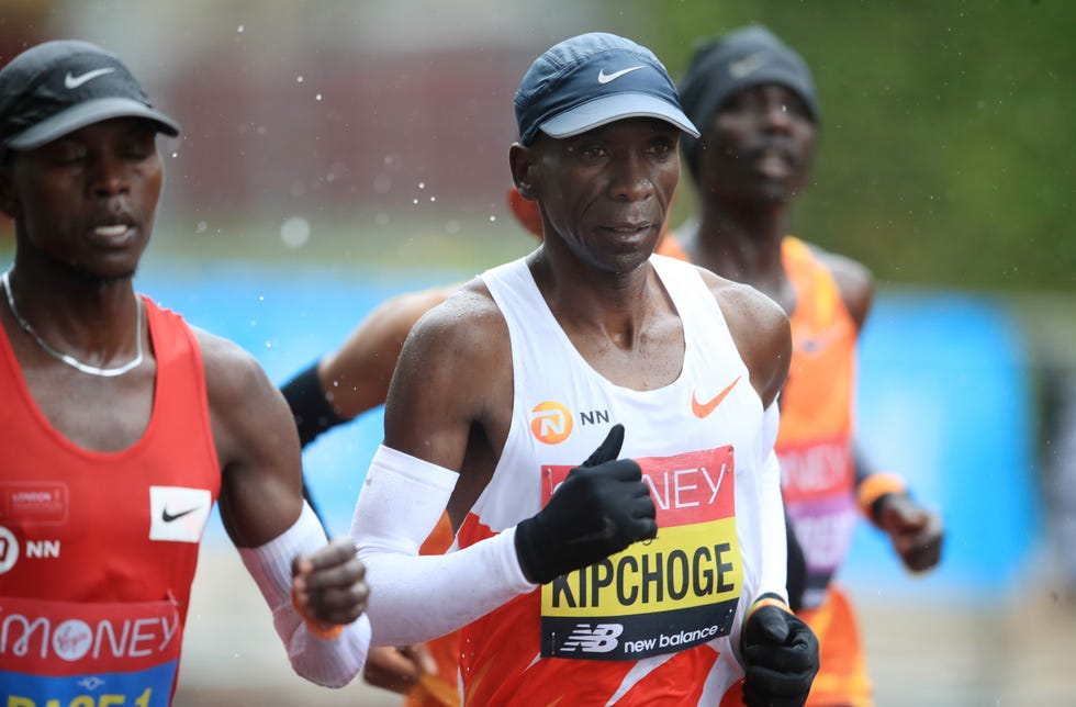 eliud kipchoge corre con gorra y guantes de nike el maratón de londres 2020, donde llegó 8º
