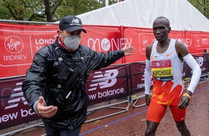 eliud kipchoge tras acabar el maraton de londres 2021