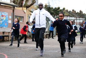 eliud kipchoge corre junto a varias niñas en londres