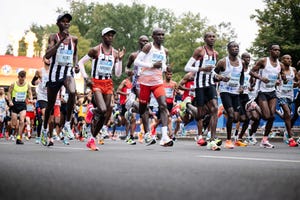 2023 bmw berlin marathon eliud kipchoge op carbonplaat hardloopschoenen met carbon