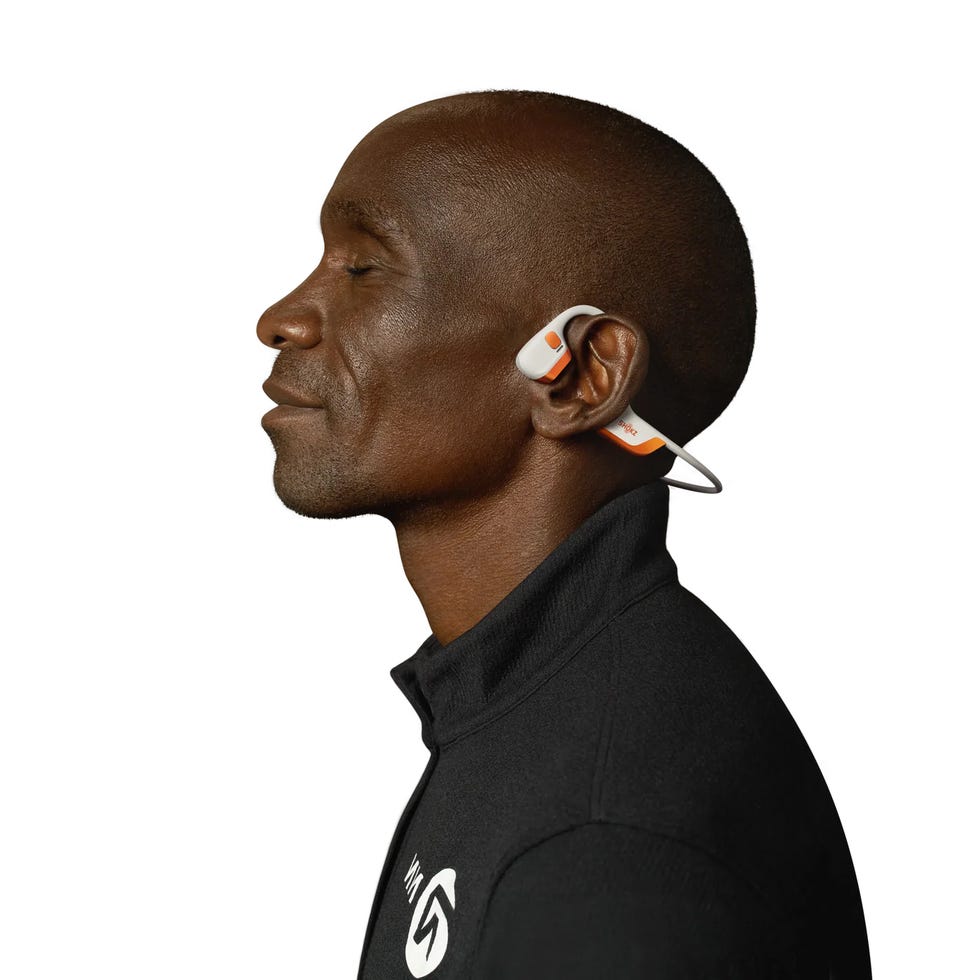 eliud kipchoge con auriculares shoks