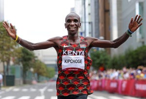 eliud kipchoge komt met uitgebreide armen over de finish in tokyo 2020