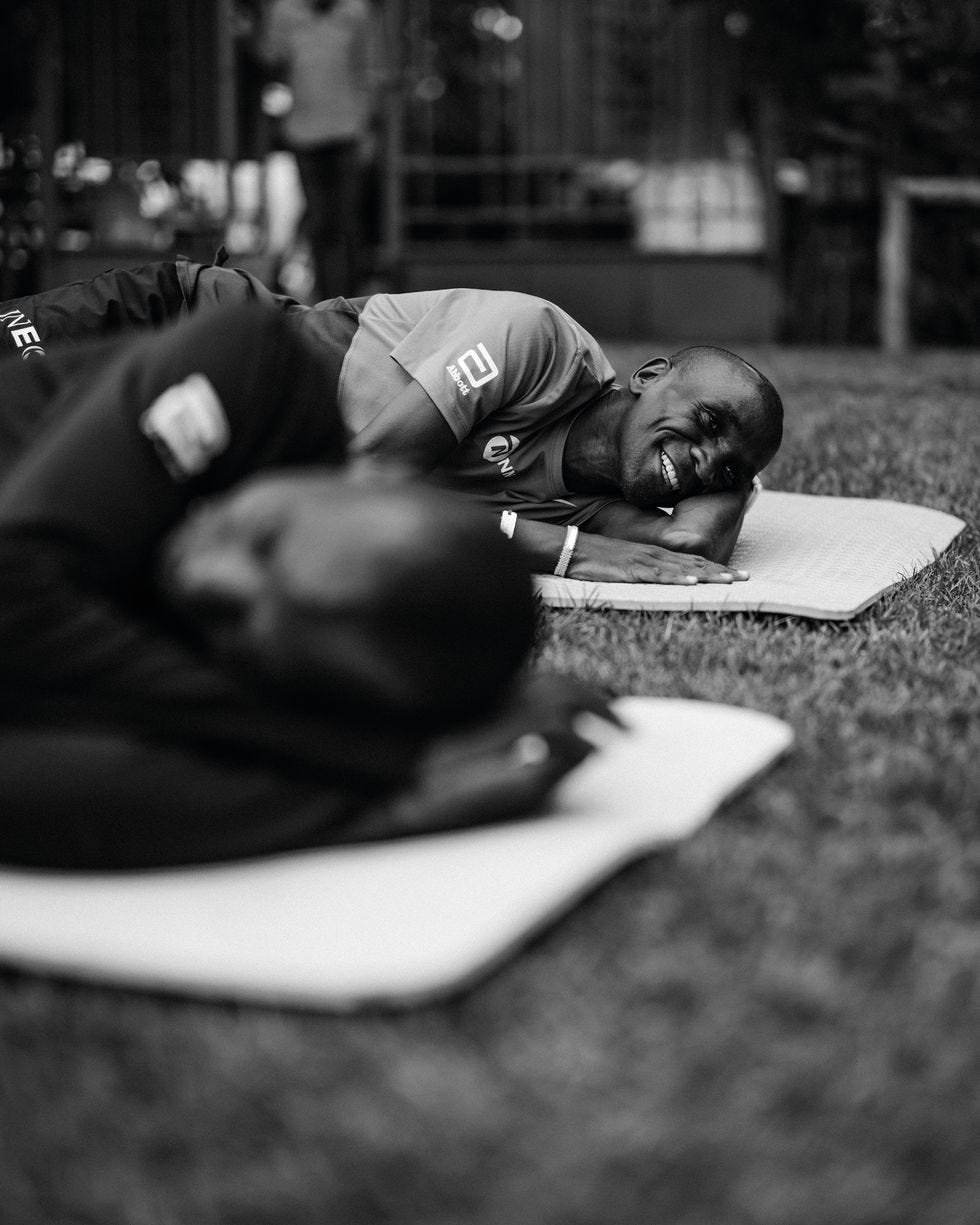 el maratoniano eliud kipchoge tumbado