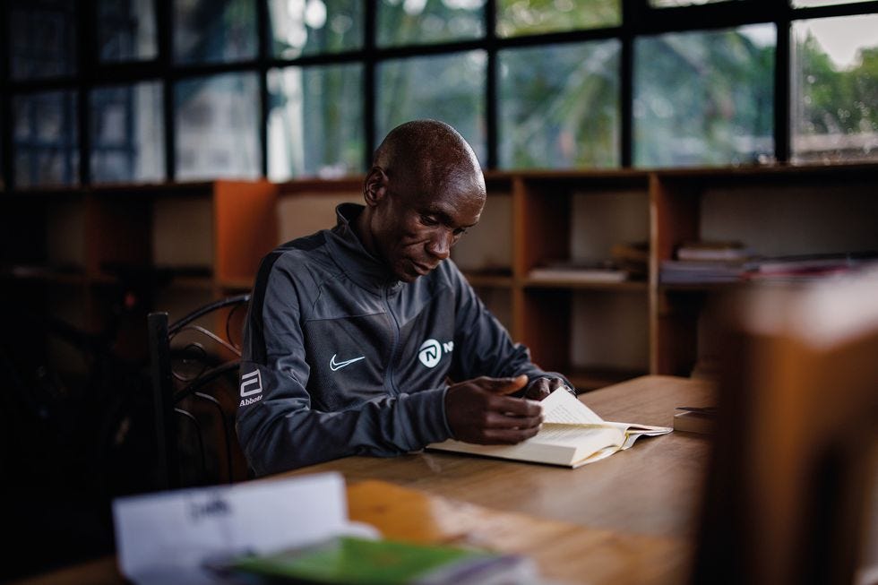el maratoniano eliud kipchoge leyendo un libro