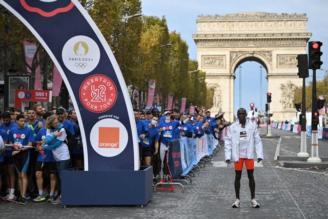 eliud kipchoge posa junto a 3600 corredores en parís