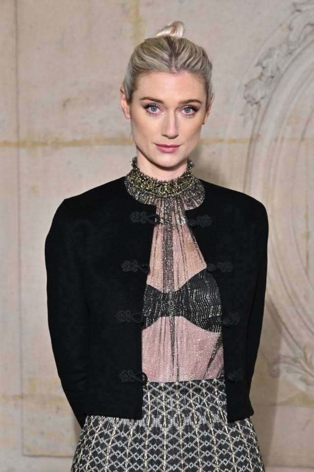 Elizabeth Debicki Has Strong Abs In A Bra Top In New Photos