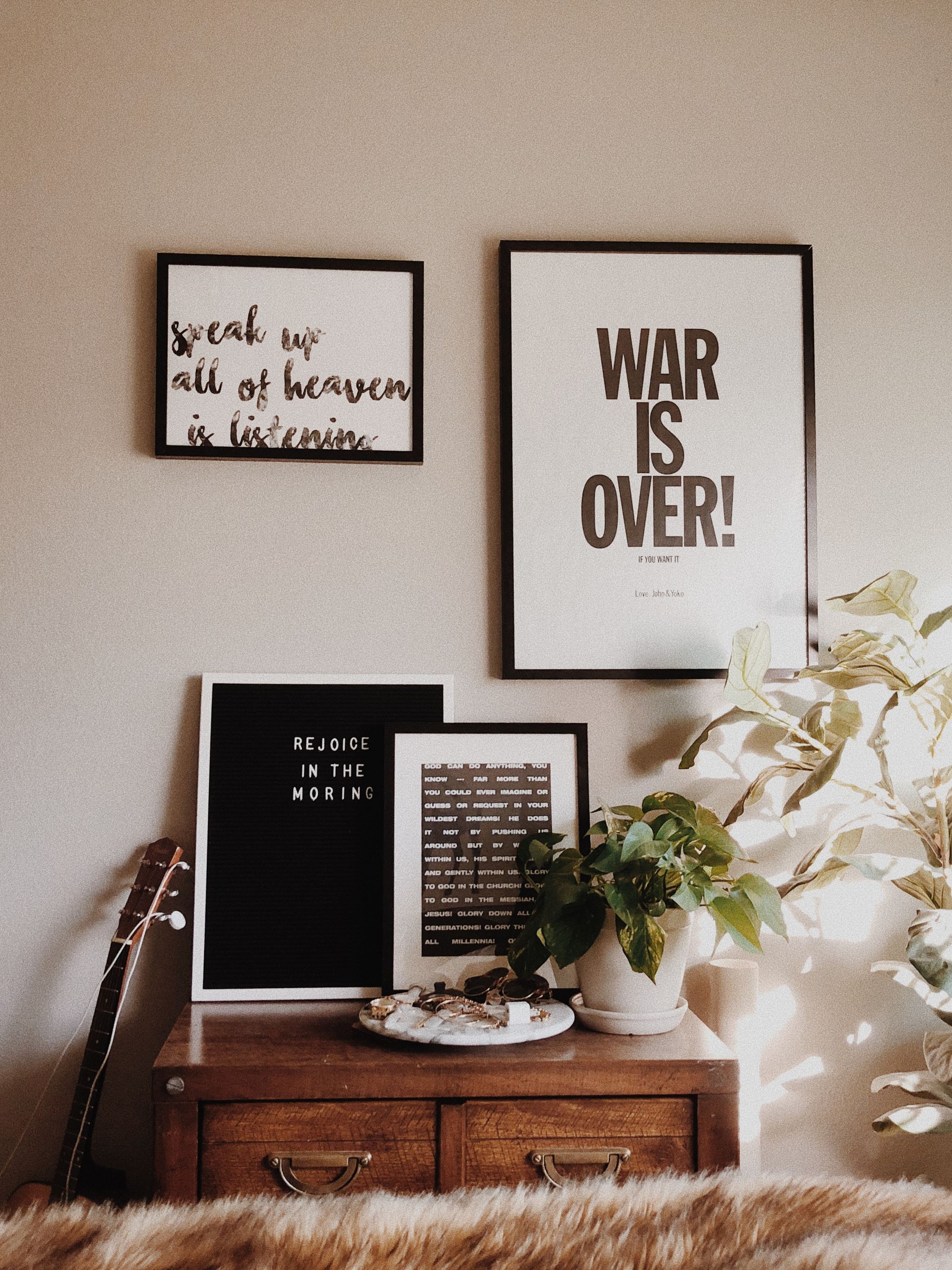 Wall, Room, Calligraphy, Interior design, Table, Black-and-white, Font, Furniture, Living room, Photography, 