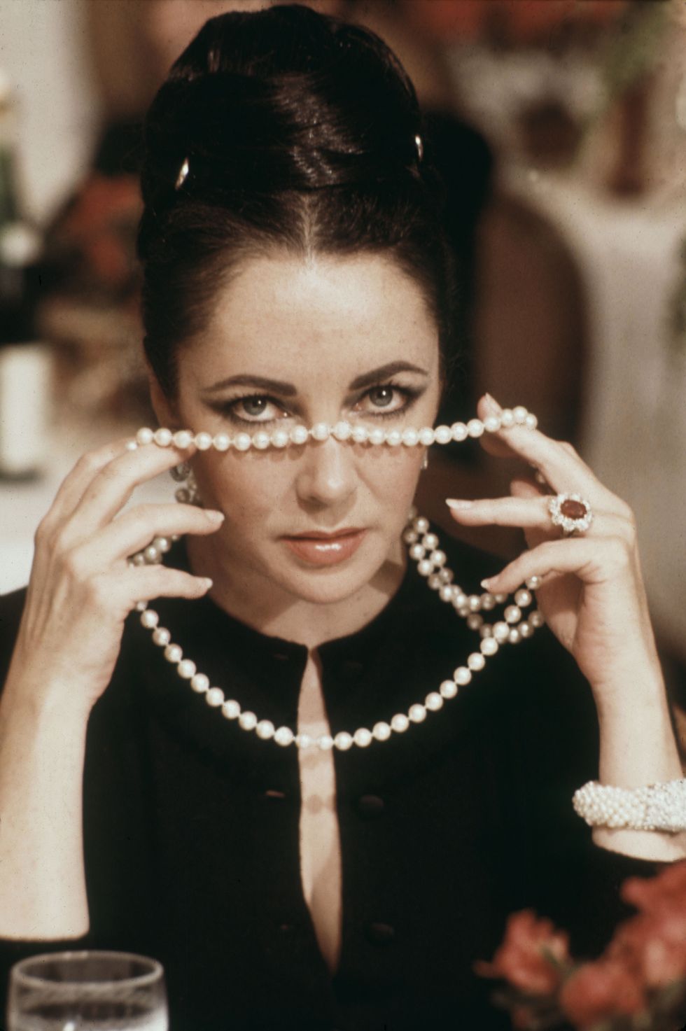 elizabeth taylor wearing pearls