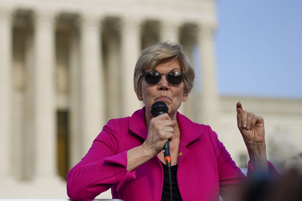 la rabbia della senatrice elizabeth warren per il diritto all'aborto