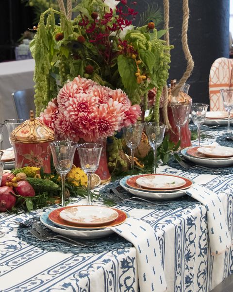 Tablecloth, Centrepiece, Flower, Cut flowers, Table, Flower Arranging, Floral design, Textile, Pink, Plant, 