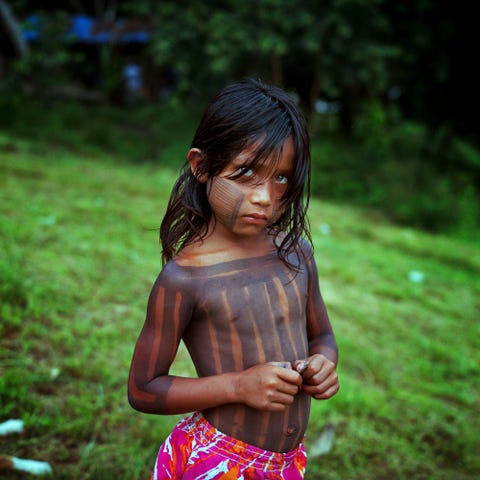 Elkaim_amazon_dam 2014 Een kind uit het Xikrindorpje Pot Cr poseert op de oever van de rivier de Bacaj De naam van de rivier kan worden vertaald als het water dat in de rivier stroomt is hetzelfde als het bloed dat door onze aderen vloeit