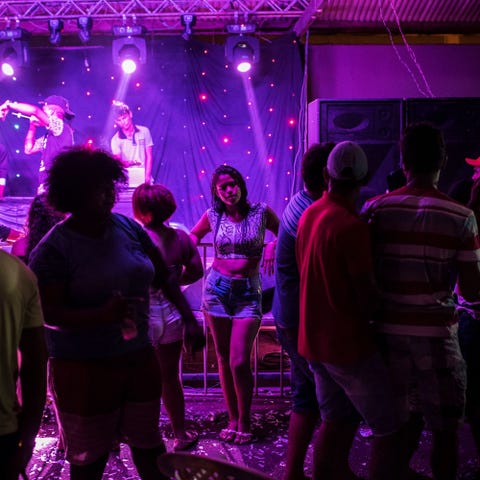 elkaim_amazon_dam 2016 Een jonge vrouw in een nachtclub in het stadje Altamira Altamira ligt in het hart van het Amazonegebied aan de rivier de Xingu en heeft een aantal economische oplevingen doorgemaakt de meest recente daarvan is te danken aan de bouw van de Belo Montedam