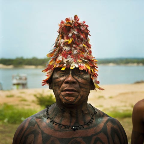 elkaim_amazon_dam In 2014 protesteerde dit Mundurkustamhoofd tijdens de demonstratie Verzetskaravaan samen met andere stamleden tegen de aanleg van de grote stuwdam van So Luiz do Tapajs door de aanleg zou veel van hun land langs de rivier de Tapajs onder water komen te staan In 2016 werd de milieuvergunning voor het project ingetrokken zolang niet was getoetst of het onder water zetten van indiaans grondgebied grondwettelijkheid was