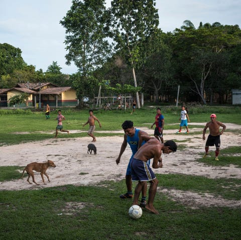 elkaim_amazon_dam 2016 Leden van de Mundurukugemeenschap uit Praia do ndio LAranjao en Praia do Mangue spelen s avonds een potje voetbal in het dorp Praia do Mangue nabij de stad Itaituba