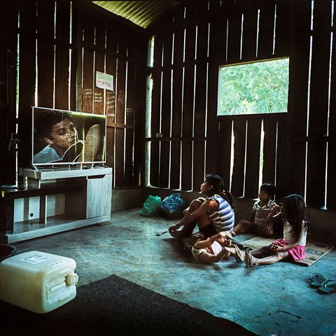 2014 Een Mundurukugezin in het dorp Sawre Muybu kijkt naar een Braziliaanse telenovela Hoewel ze volledig van het land kunnen leven beschikken de dorpjes over generatoren koelkasten en televisies Veel indianengemeenschappen krijgen deze voorzieningen van de overheid en het bedrijfsleven in ruil voor hun steun voor de geplande ontwikkeling van de regio zegt Elkaim