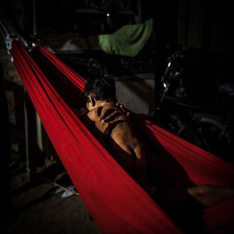 2016 Een Mundurukumeisje speelt met haar broertje in een hangmat in het dorp Praia do Mangue bij de stad Itaituba
