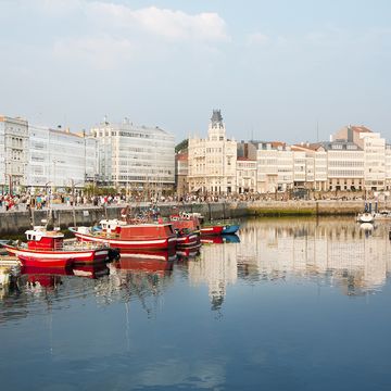 A Coruña, fachadas con galerías, skyline y puerto viejo.