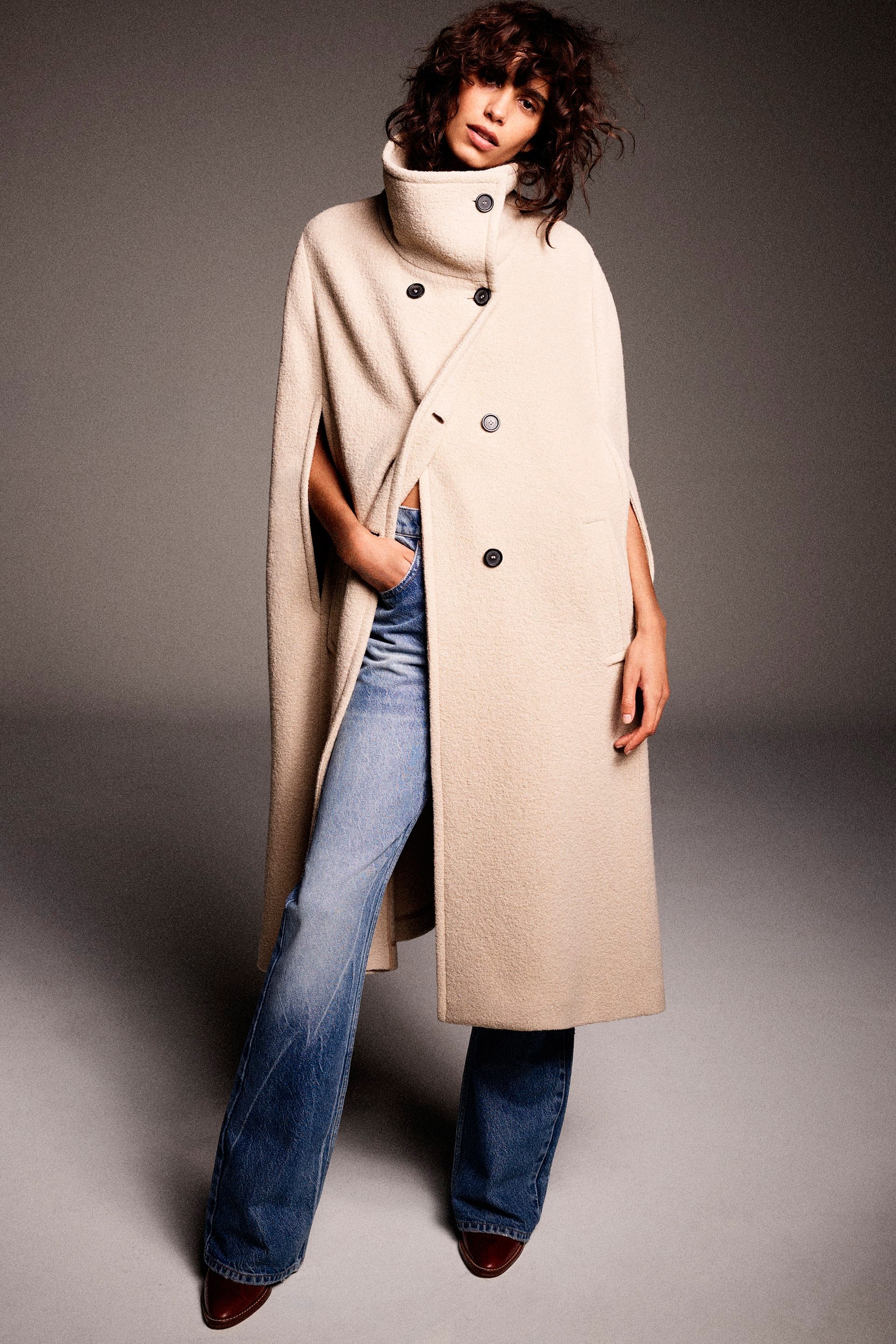 Ni acolchado ni efecto piel, el abrigo más original y calentito es este de  punto de Zara con el que rejuvenecer tus looks a los 50