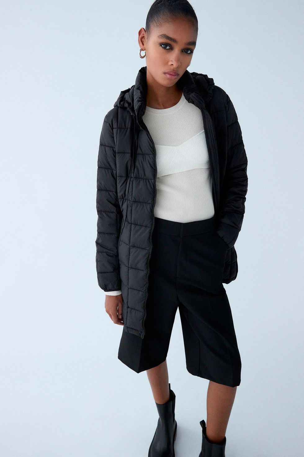 abrigo plumífero negro sostenible de Zara que arrasa en ventas
