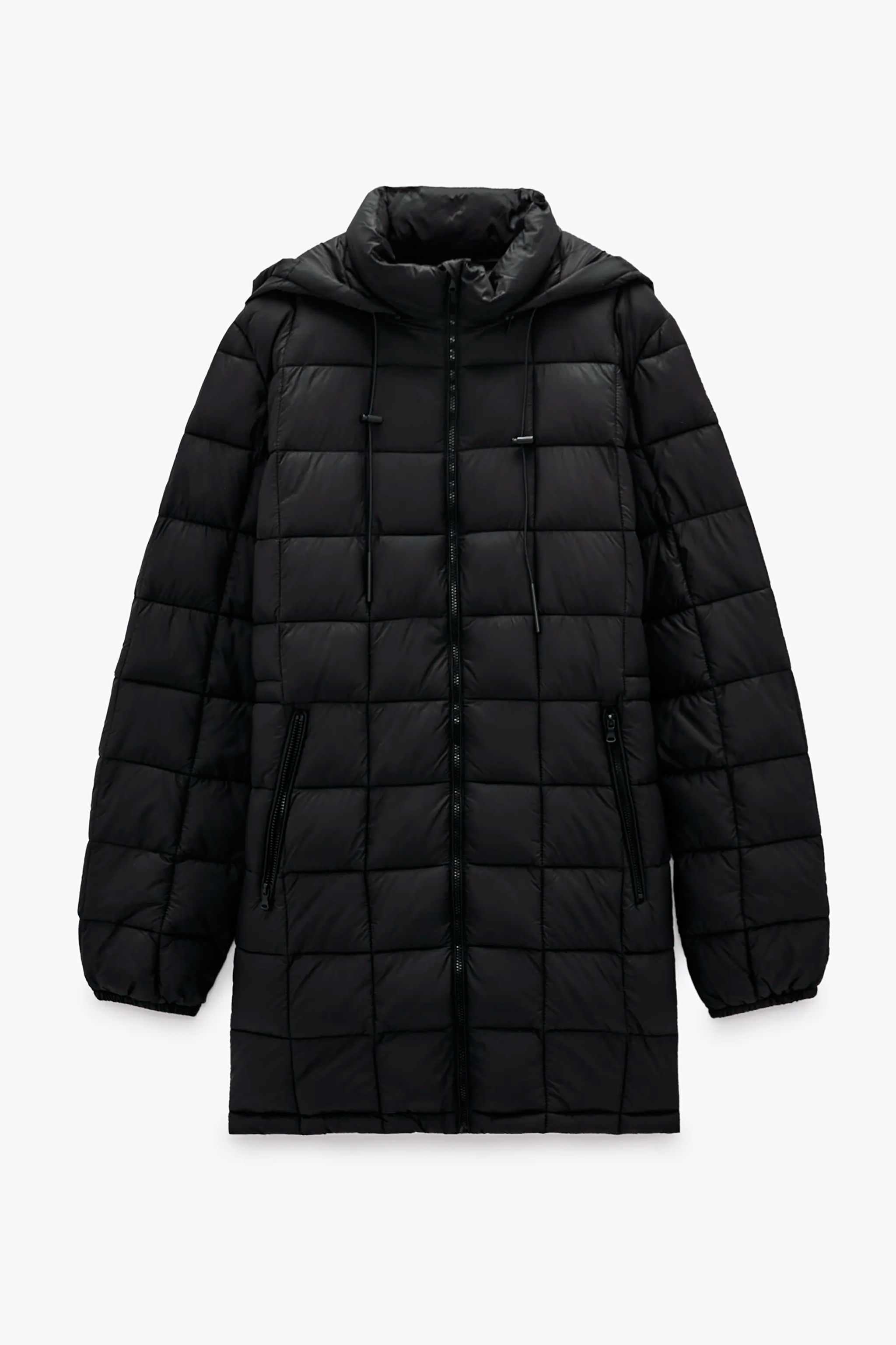 El abrigo plumífero negro sostenible de Zara que arrasa en ventas