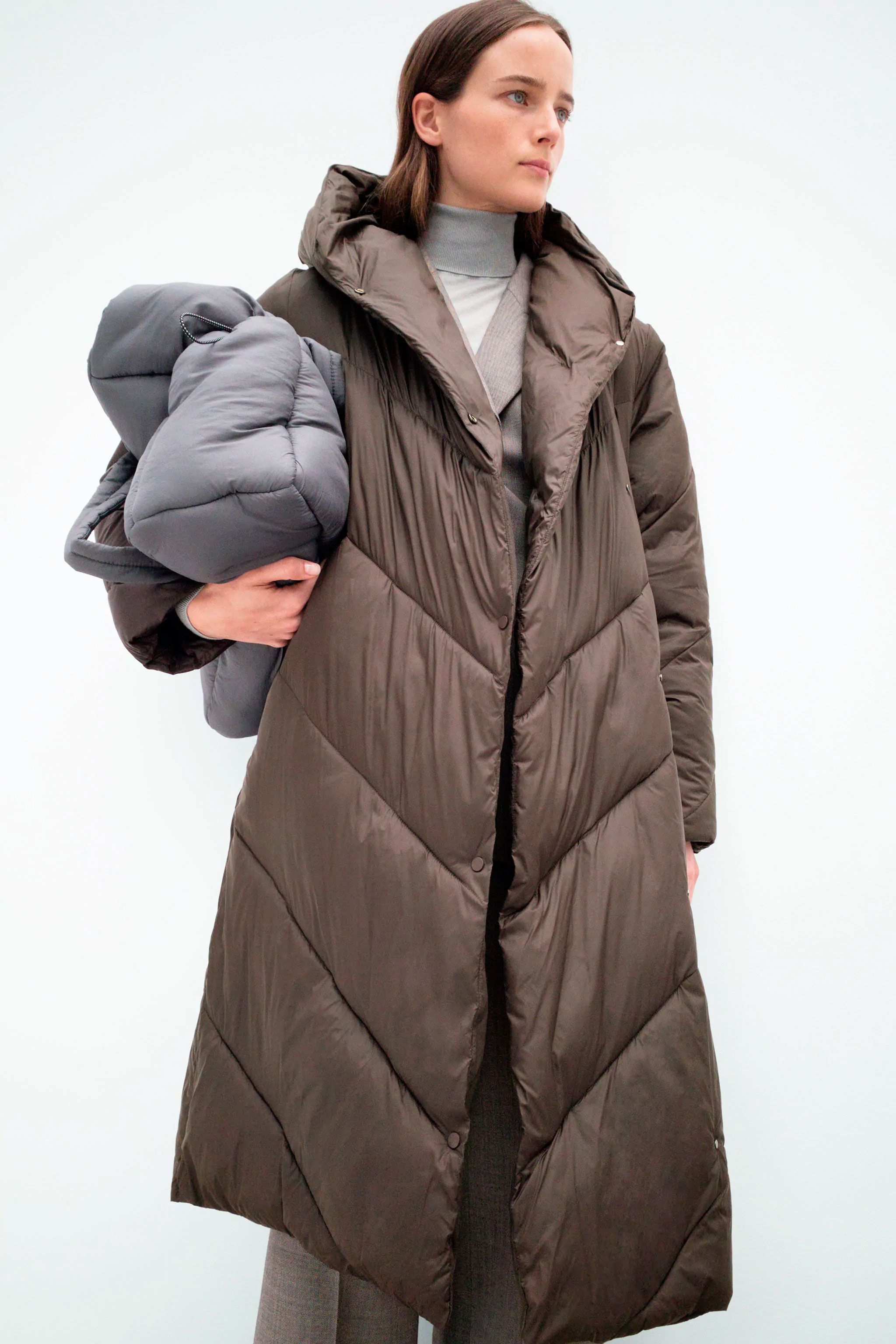 El abrigo plumífero largo marrón de Zara más de